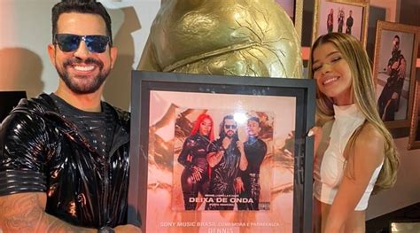 Dennis Dj Recebe Disco De Platina Das M Os Da Filha T Lia Soda Pop