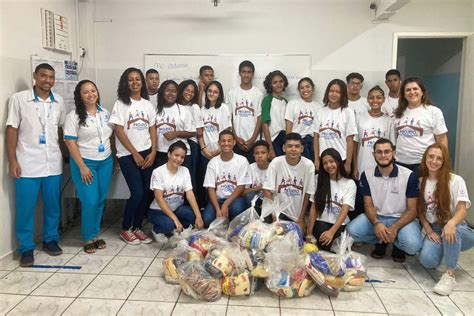 Estudantes doam alimentos para famílias MissionNewswire