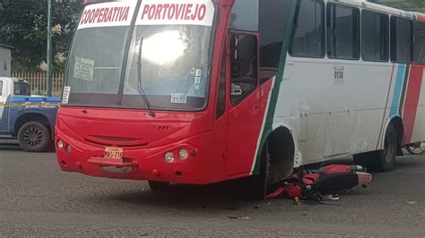 ManabÍ Agente De Policía Fallece En Choque Entre Motocicleta Y Bus