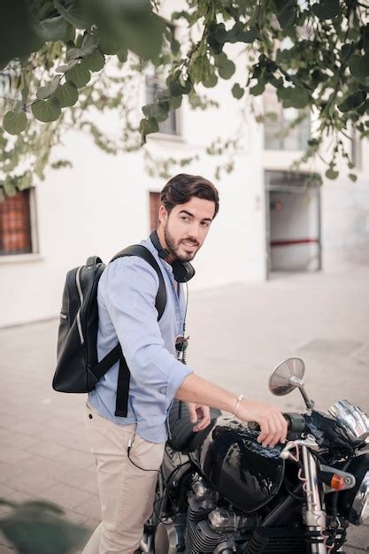 Vista Lateral De Um Homem Jovem Seu Motocicleta Foto Gr Tis