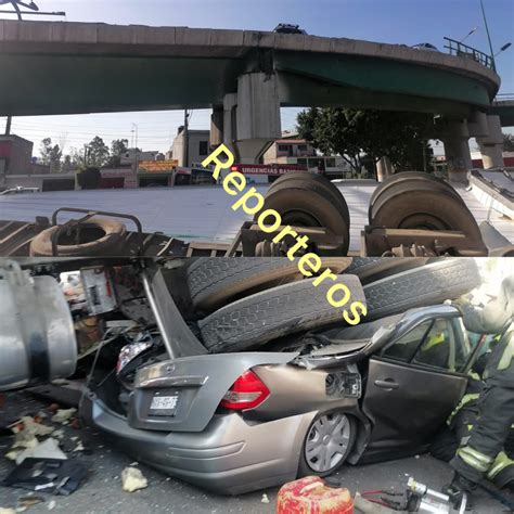 Cuautitlán Izcalli Trailer cae de puente vehicular y aplasta dos autos