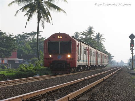 Kereta Api Indonesia Rangkaian Ka Lokal Prambanan Ekspress Melintas Di