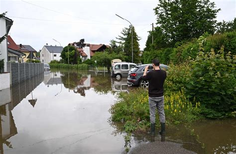 Hochwasser In S Ddeutschland Feuerwehrmann Tot Zwei Vermisste