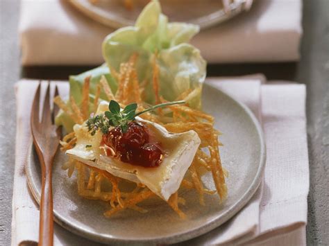 Rösti mit Camembert und Preiselbeeren Rezept EAT SMARTER