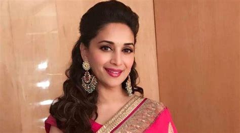 धकधक गर्ल माधुरी दीक्षित करणार मराठी सिनेमात पदार्पण Marathi News Madhuri Dixit Debut In