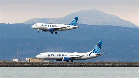 United Airlines Encontró Tornillos Sueltos En Los Paneles De Sus