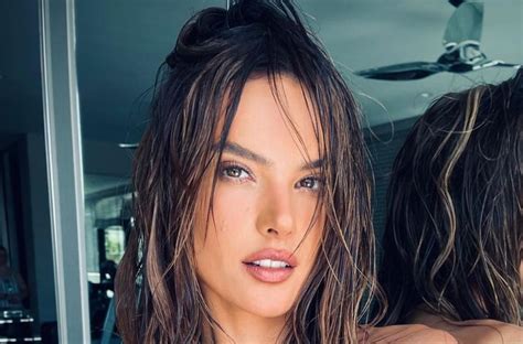 María Chacón irresistible luce diminuto bikini satinado desde Punta Mita