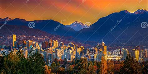 beautiful scenery  downtown vancouver   autumn evening editorial