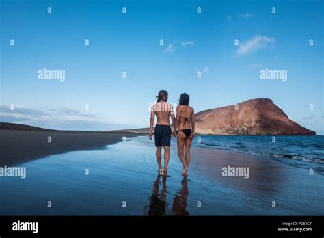 Romantisches Paar Der Junge Sch Ne Mann Und Frau Gehen Auf Das Ufer Am Strand Im Bikini Und