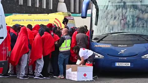 150 Personas Llegan A Gran Canaria Y El Hierro Adonde Escoltan Un Nuevo Cayuco