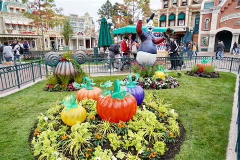 Disneyland Paris Adds More Halloween 2022 Decorations Ghosts Of Main