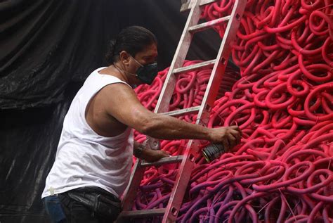 Veja Em Fotos Como Est Ficando A Montagem Do Galo Da Madrugada Gigante