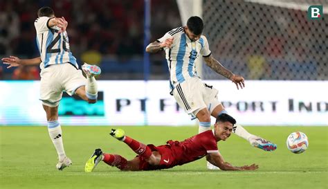 Foto Aksi Jatuh Bangun Marselino Ferdinan Saat Hadapi Argentina