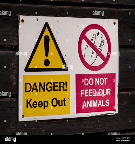 Danger keep out. Do not feed our animals. Sign at zoo Stock Photo - Alamy