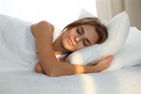 Belle Jeune Femme Dormant Tout En Se Situant Dans Le Lit