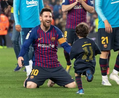 Tierno Abrazo De Messi Con Sus Hijos En Los Festejos De Barcelona Campe N