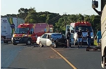 Acidente entre carro e caminhão deixa homem gravemente ferido na