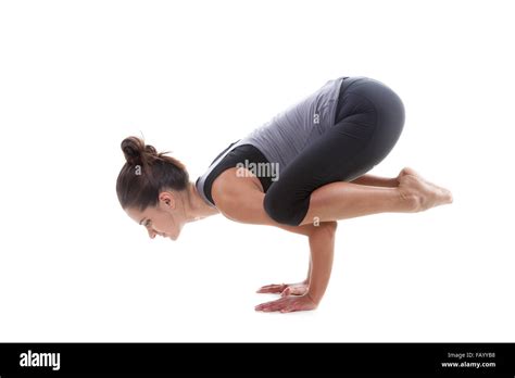 Sportliches Yoga Mädchen Auf Weißem Hintergrund Tun Handstand Oder Pose Bakasana Kran Pose