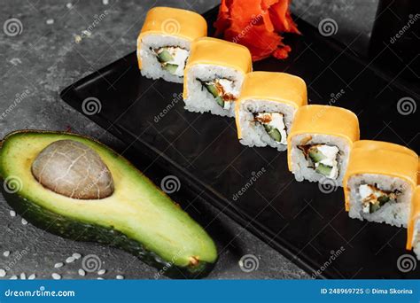 Rollos De Sushi Japoneses Frescos Tradicionales Sobre Un Teka Kaji De