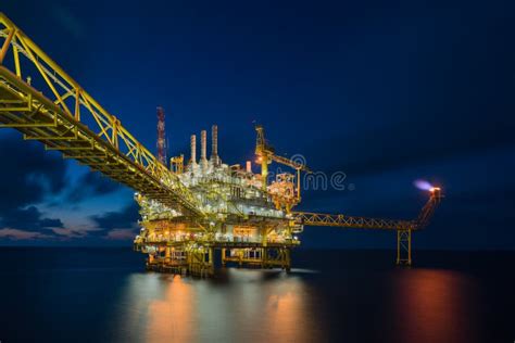 Fábrica Da Refinação De Petróleo Foto de Stock Imagem de petróleo