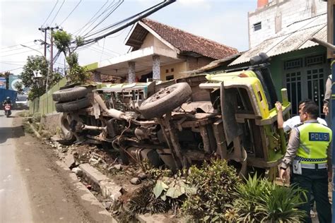 Kecelakaan Tunggal Terjadi Di Parung Panjang Truk Terguling Timpa