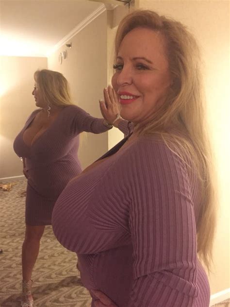 Sex Huge Tit GILF Loves To Flash Her Giant Juggs Image 285442719