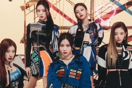 Itzy S Japanese Debut Single Album Voltage Is Here Listen