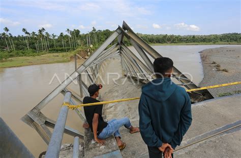 Jembatan Rangka Baja Ambruk Di Nagan Raya Antara Foto