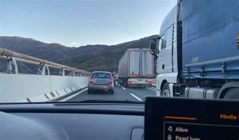 Caos Autostrade Luned Di Code In Liguria Tra I Cantieri Primocanale