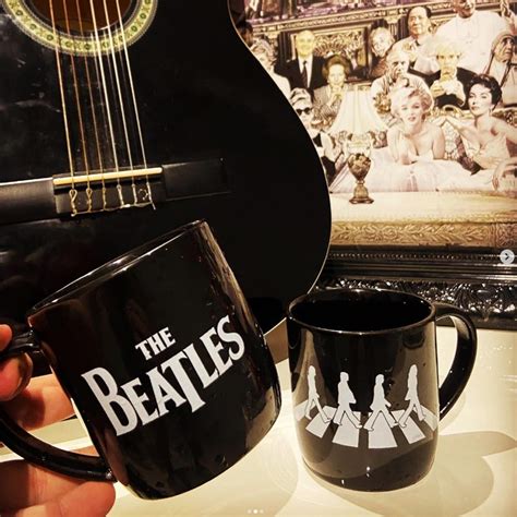 Caneca The Beatles Preta Rock