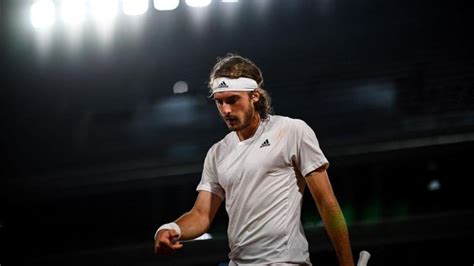 Stefanos Tsitsipas réagit suite à sa défaite contre Novak Djokovic