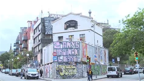 Vecinos De Un Barrio De Barcelona Salen A La Calle Para Exigir El