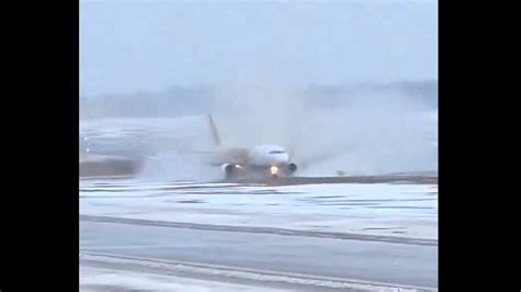 Aereo Esce Fuori Pista E Atterra Sulla Neve Panico Per Passeggeri