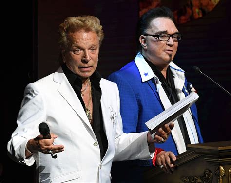 Magician Siegfried Fischbacher Of The Vegas Duo Siegfried And Roy Dies At 81 Syfy Wire