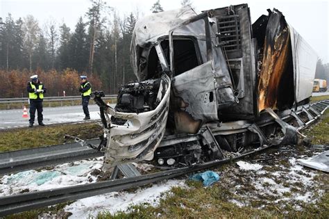 Wypadek ciężarówek na obwodnicy Kielc Jeden z samochodów spłonął