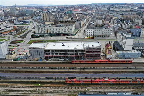 Kielecki dworzec PKP rośnie w oczach