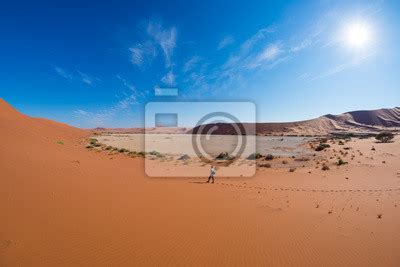 Turista caminhando nas dunas cênicas de sossusvlei deserto do