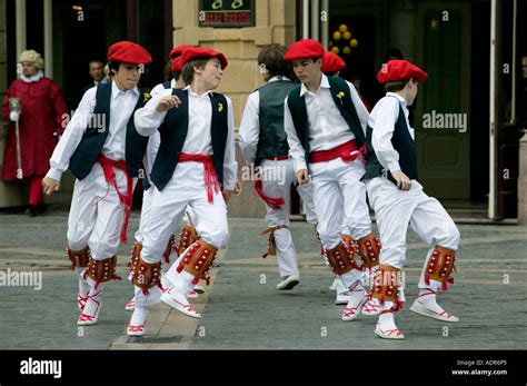 Los niños vistiendo el tradicional rojo boina vasca la txapela realizar