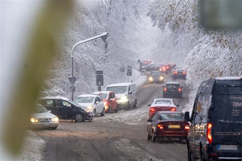 Schnee Chaos sorgt in Hessen für Lebensgefahr 30 Schüler sitzen in