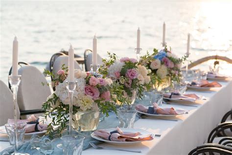 Tabla Maravillosamente Adornada Con Las Flores Para La Cena De Boda