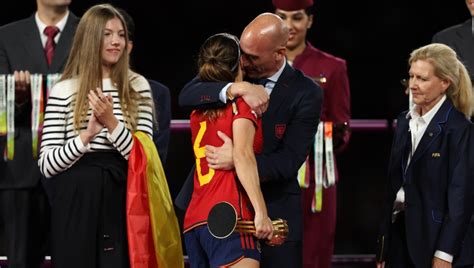 女子選手の口にキスしたスペインサッカー連盟会長、バカ発言から一転して謝罪「興奮しており、悪意はなかった」 ｜qoly サッカーニュース