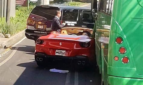 Video Ferrari choca con un camión Lamborghini del transporte público