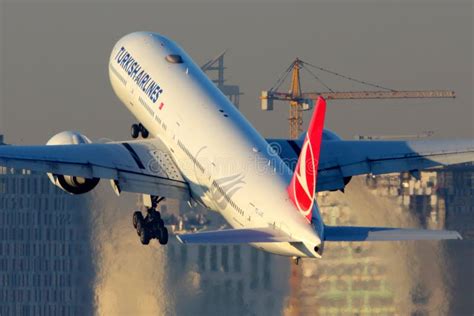 Turkish Airlines Boeing Que Saca En El Aeropuerto Internacional