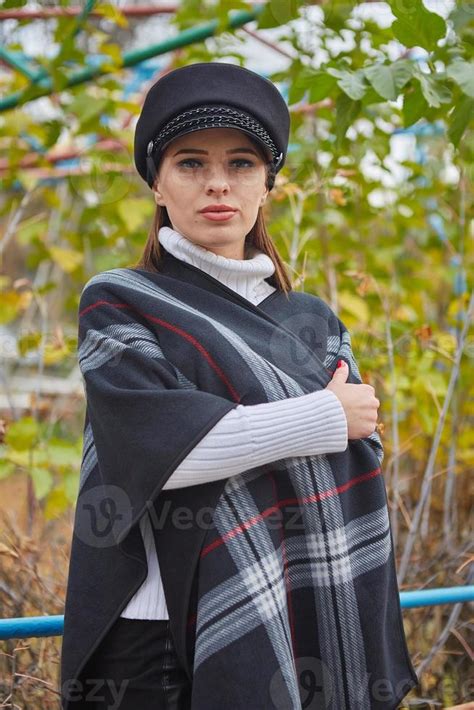 Beautiful gentle woman in the autumn park 10391539 Stock Photo at Vecteezy