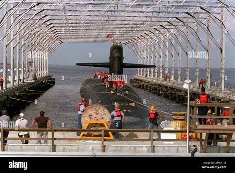 Une vue à tribord du sous marin de missiles balistiques à propulsion