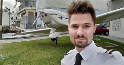 Robert Jest Pilotem W Popularnej Linii Polacy Ju Nie Klaszcz W