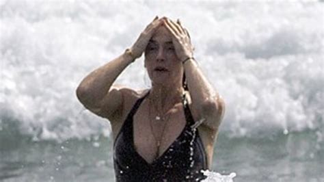 Kate Winslet Flaunts Her Hot Bikini Body Youtube Hot Sex Picture