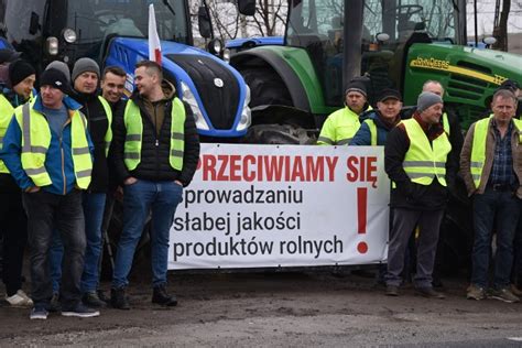 Rolnicy Z Powiatu Proszowickiego Protestuj Na Drodze Krajowej Nr