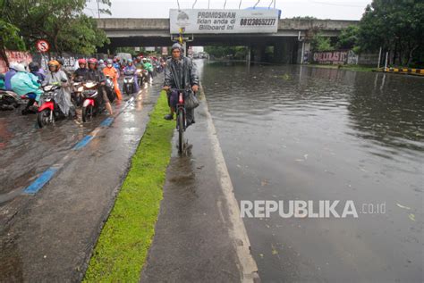 Hujan Deras Jalan Raya Jati Sidoarjo Terendam Banjir Republika Online