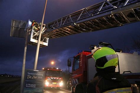 Brandweer In Actie Voor Stormschade Aan Verkeersbord Foto S